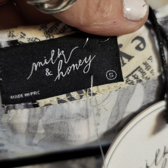 NWT Y2K NEWSPAPER PRINT  MILK & HONEY BLOUSE SZ S - Picture 4 of 5